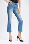 Джинсы Alice + Olivia Bryce Cropped Flare Jeans in Faded Denim